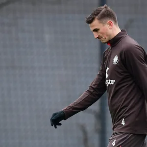 Philipp Ziereis verließ mit gesenktem Kopf das Training des FC St. Pauli vorzeitig.