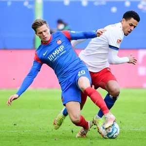 HSV-Stürmer Glatzel (hier im Zweikampf mit Dzenis Burnic) musste im Spiel gegen Heidenheim vor allem viel auf dem Platz arbeiten.