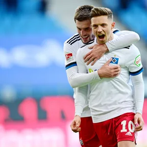 Giorgi Chakvetadze umarmt HSV-Torschütze Sonny Kittel.