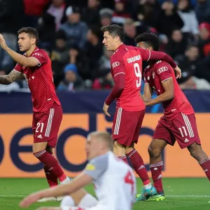 Bayern München jubelt über den Ausgleich durch Kingsley Coman (r.).