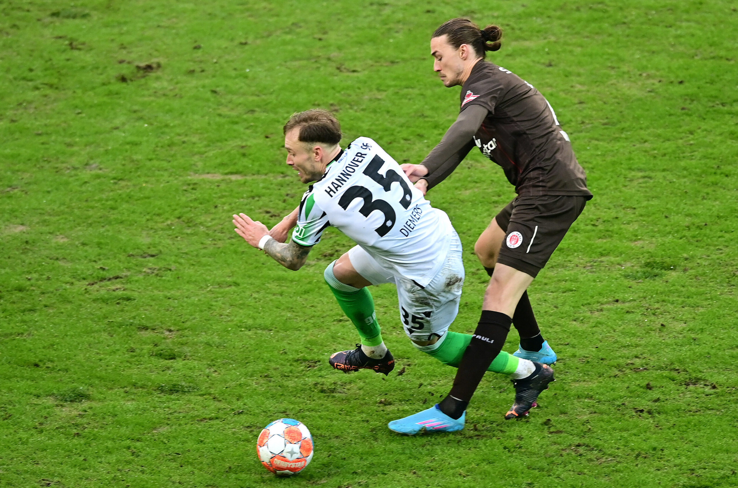 St. Pauli-Profi Jackson Irvine gegen Hannover