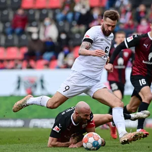 Guido Burgstaller schießt das 2:1 für St. Pauli in Ingolstadt.