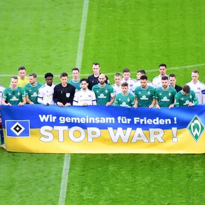 Arm in Arm: HSV und Werder