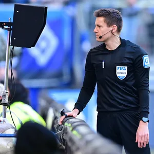 Schiedsrichter Daniel Siebert beim Videobeweis