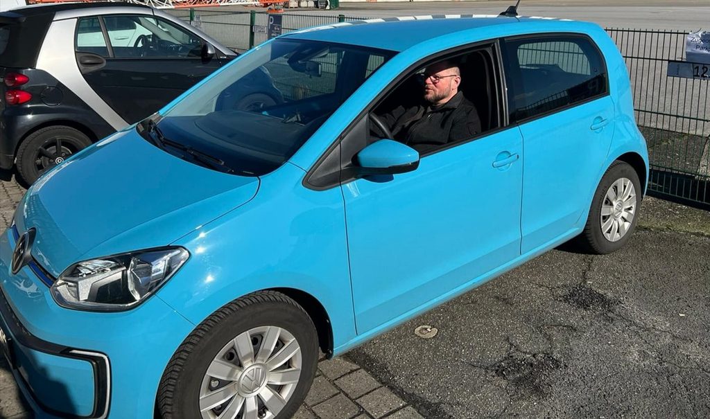 MS-Patient Jörg Faulhaber (51) in seinem Auto