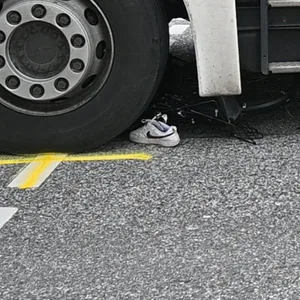 Polizisten untersuchen den Unfallort.