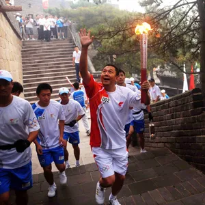 Hier trägt Dang Qiang 2008 das olympische Feuer.