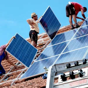 Handwerker montieren eine Solaranlage: In Hamburg besteht großer Bedarf an Fachkräften für Klimaberufe. (Symbolbild)
