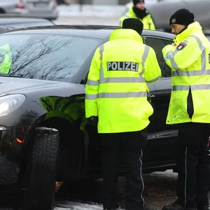 Die Polizei kontrollierte in Jenfeld einen Autofahrer, der viel zu schnell unterwegs war. (Symbolbild)