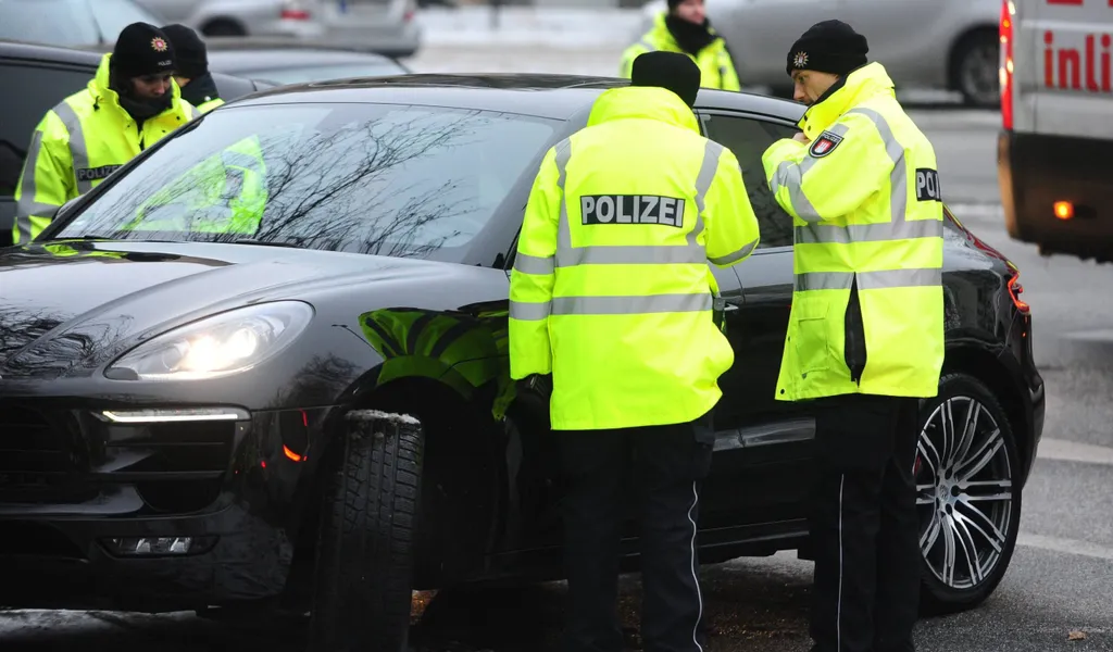 Die Polizei kontrollierte in Jenfeld einen Autofahrer, der viel zu schnell unterwegs war. (Symbolbild)