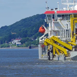 Ein Bagger saugt Schlick aus der Elbe. Diesen will Hamburg auch künftig vor Scharhörn abladen. (Archivbild)
