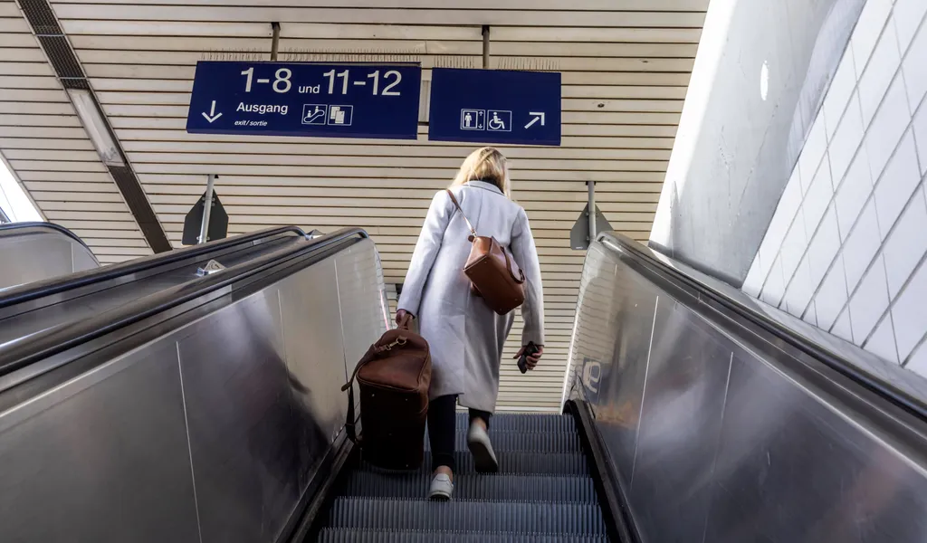Eine Frau stürzte am Hauptbahnhof Hannover auf einer Rolltreppe und klemmte sich dabei die Haare ein. (Symbolbild)