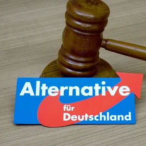 Das Logo der AfD steht an einem Richterhammer.