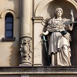 Justitia wacht über der Justiz: 712 Personen wurden 2020 in Hamburg wegen Gewaltdelikten verurteilt. (Symbolbild)