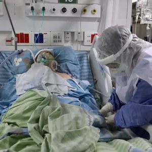 Medizinisches Personal kümmert sich im israelischen Petach Tikwa um einen Corona-Patienten.