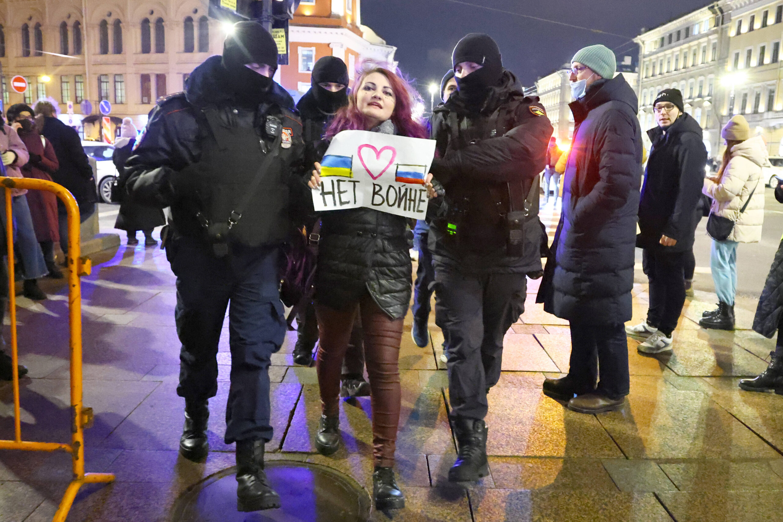 Polizisten nehmen eine Russin fest, die in St. Petersburg gegen den Krieg ihres Landes gegen die Ukraine protestiert hat.