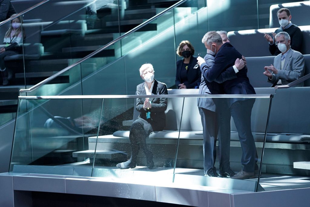 Joachim Gauck umarmt auf der Tribüne im Bundestag den ukrainischen Botschafter Andrij Melnyk.