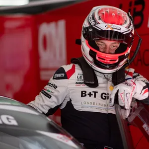 Alfred Renauer in der Box mit seinem Ferrari