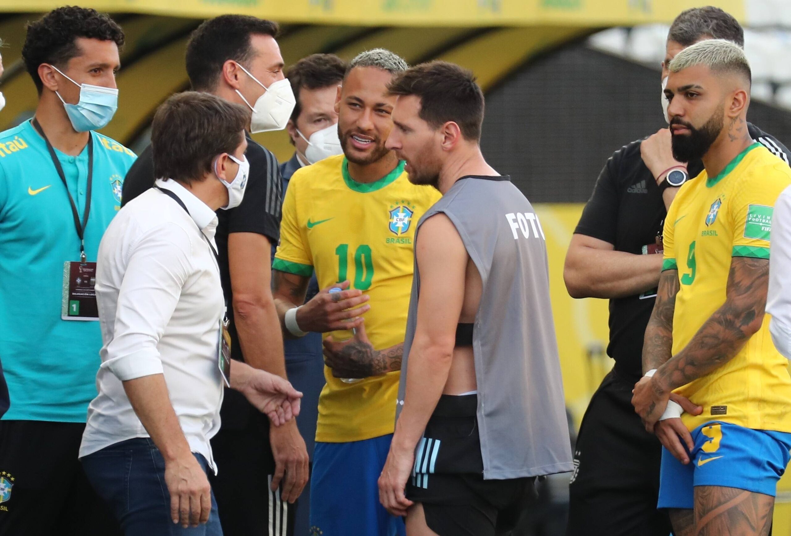 Neymar und Messi diskutieren mit Offiziellen nach Spielabbruch bei der WM-Quali.
