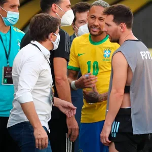 Neymar und Messi diskutieren mit Offiziellen nach Spielabbruch bei der WM-Quali.