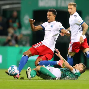 Bremens Christian Groß gegen HSV-Stürmer Robert Glatzel