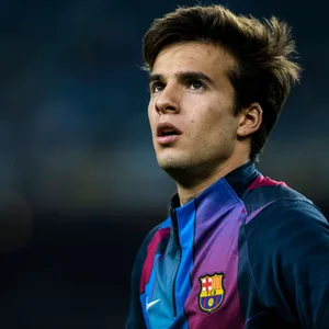 Barcelona-Kicker Riqui Puig hat einen eher ungewöhnlichen Autogramm-Wunsch erfüllt.