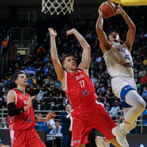 Die belarussische Basketball-Nationalmannschaft (in rot) bekommt für die WM-Quali in Großbritannien kein Visum.