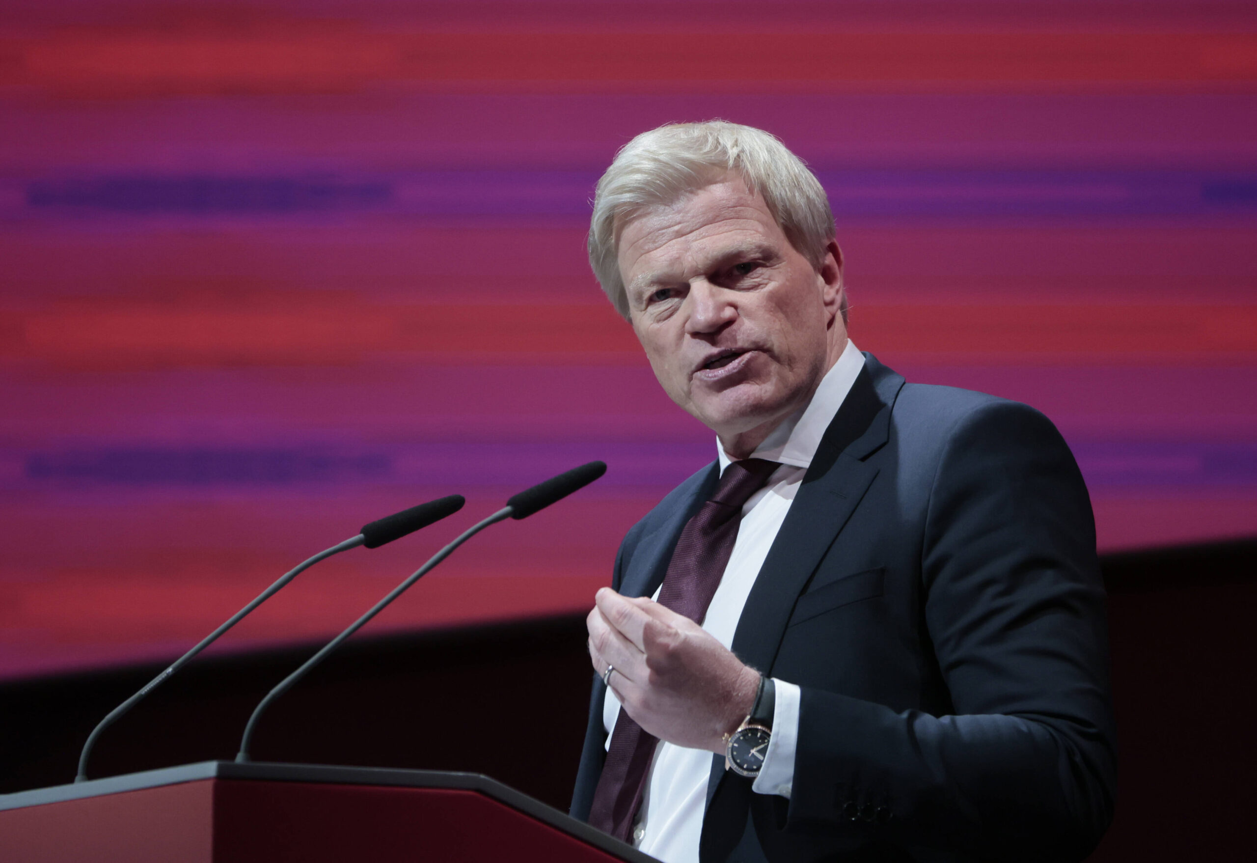 FC Bayern-Vorstand Oliver Kahn hat Playoffs in der Bundesliga als einen guten Vorschlag bewertet.