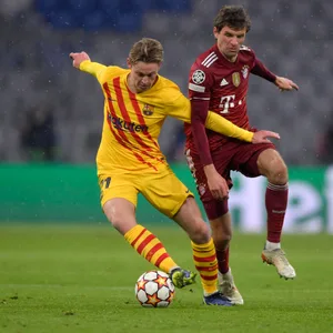 Thomas Müller (hier gegen Barcelonas Frenkie de Jong) muss in der Champions League fortan ohne Auswärtstorregel weiterkommen.