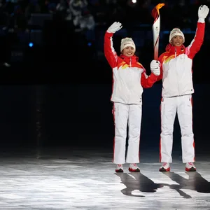 Uigurische Langläuferin Dinigeer Yilamujiang entzündet das olympische Feuer