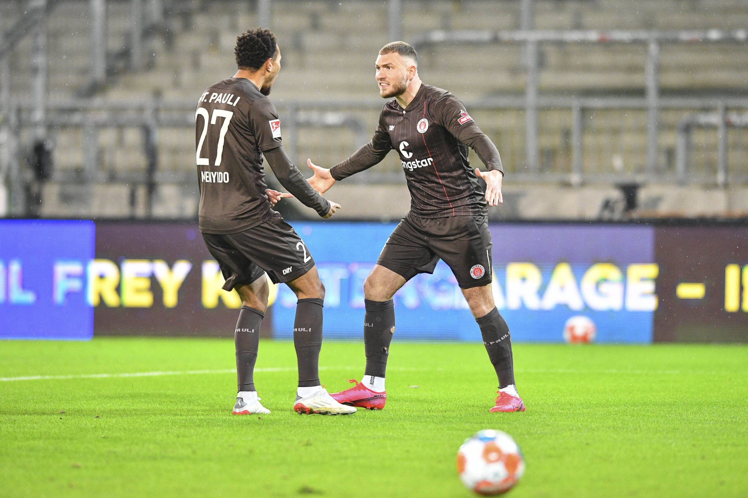 Etienne Amenyido und Max Dittgen bejubeln das zwischenzeitliche 2:1 gegen Paderborn.