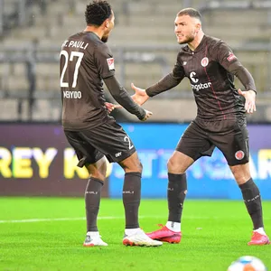 Etienne Amenyido und Max Dittgen bejubeln das zwischenzeitliche 2:1 gegen Paderborn.