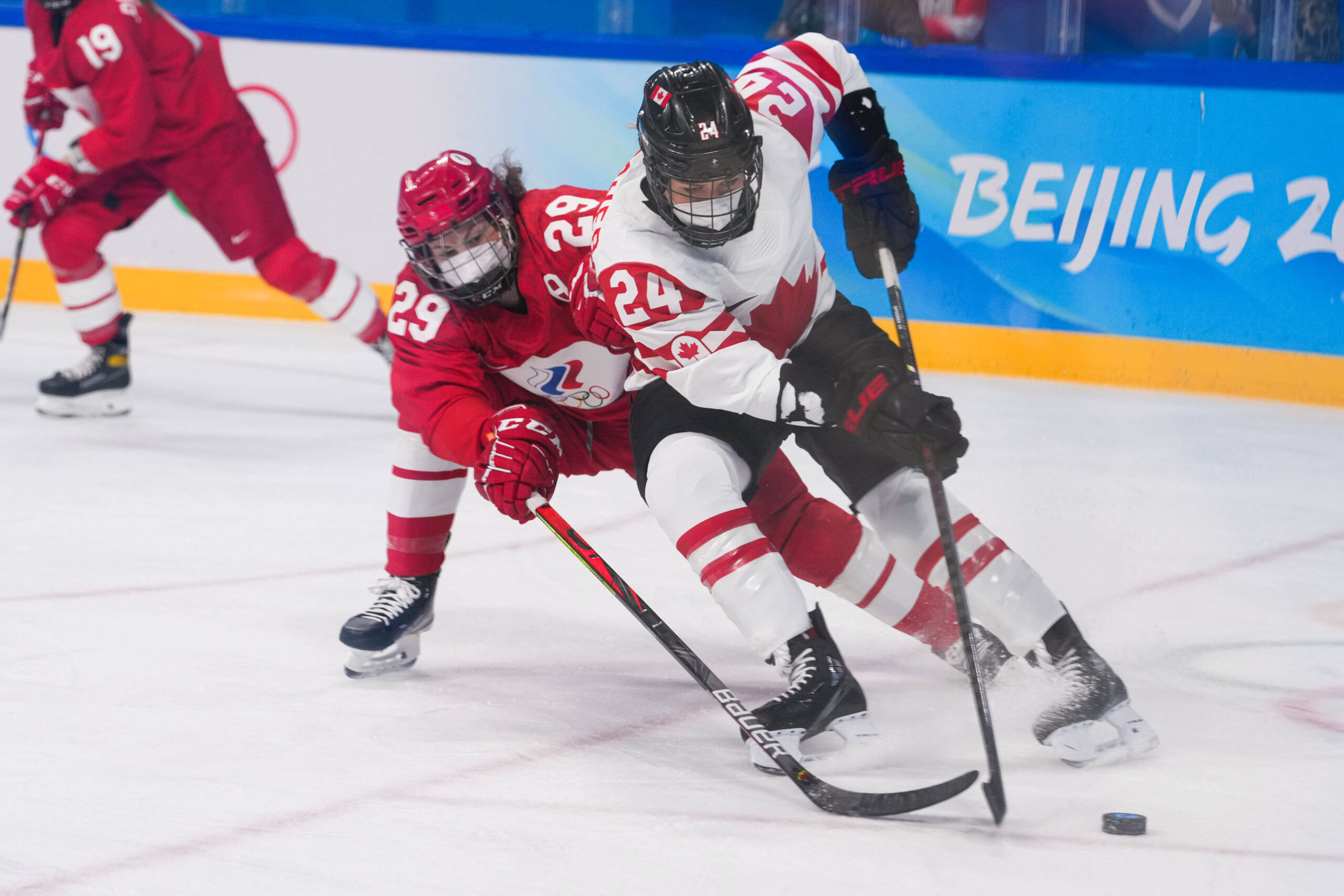 Beim Eishockey-Spiel zwischen Russland und Kanada trugen die Athletinnen Masken.