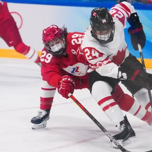 Beim Eishockey-Spiel zwischen Russland und Kanada trugen die Athletinnen Masken.