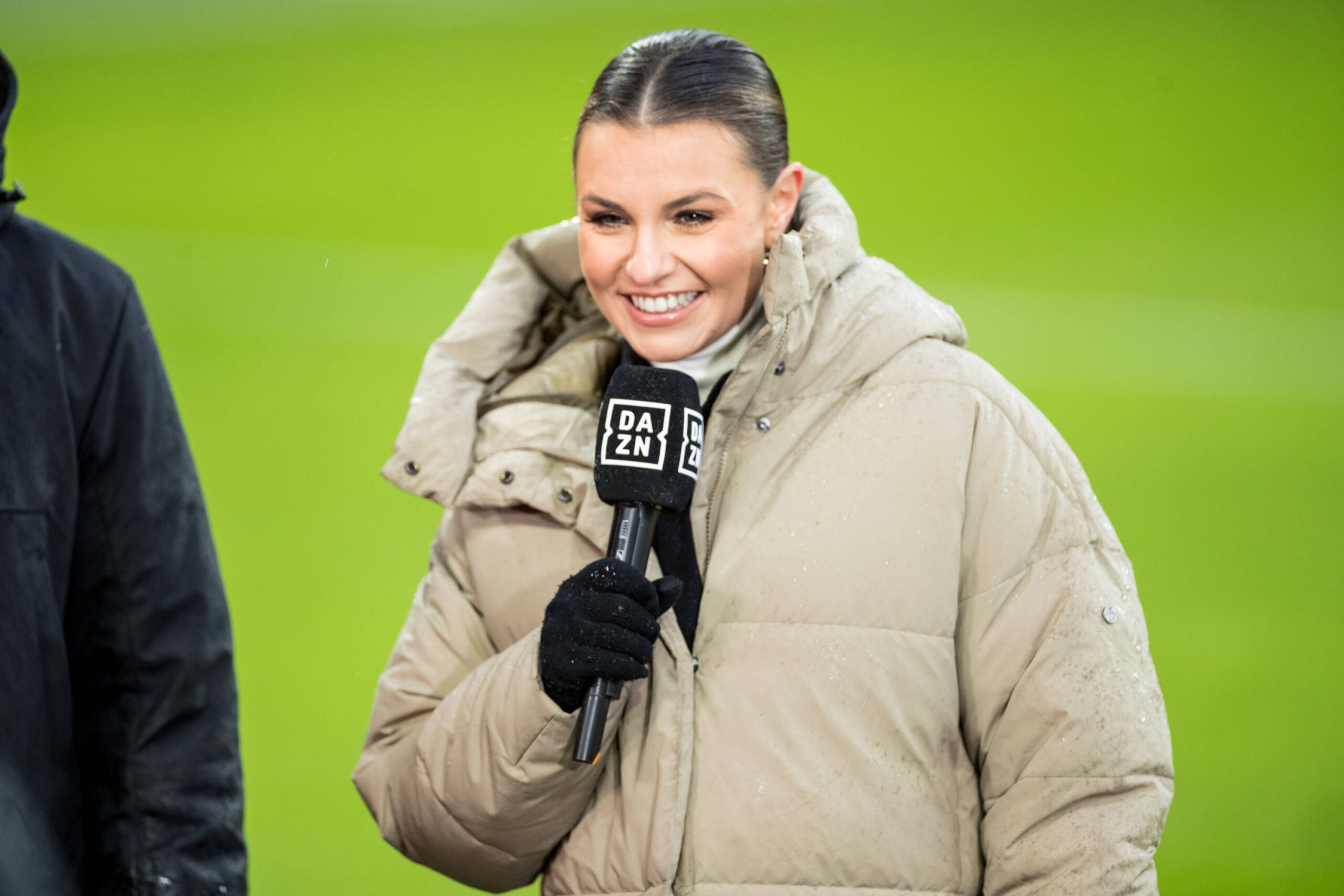 Laura Wontorra mit DAZN-Mikrofon