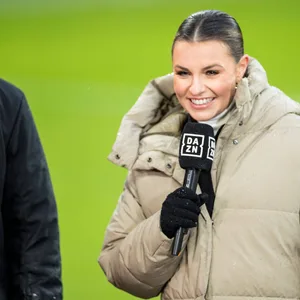 Laura Wontorra mit DAZN-Mikrofon