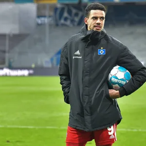 Robert Glatzel mit dem Spielball nach seinem Viererpack in Darmstadt