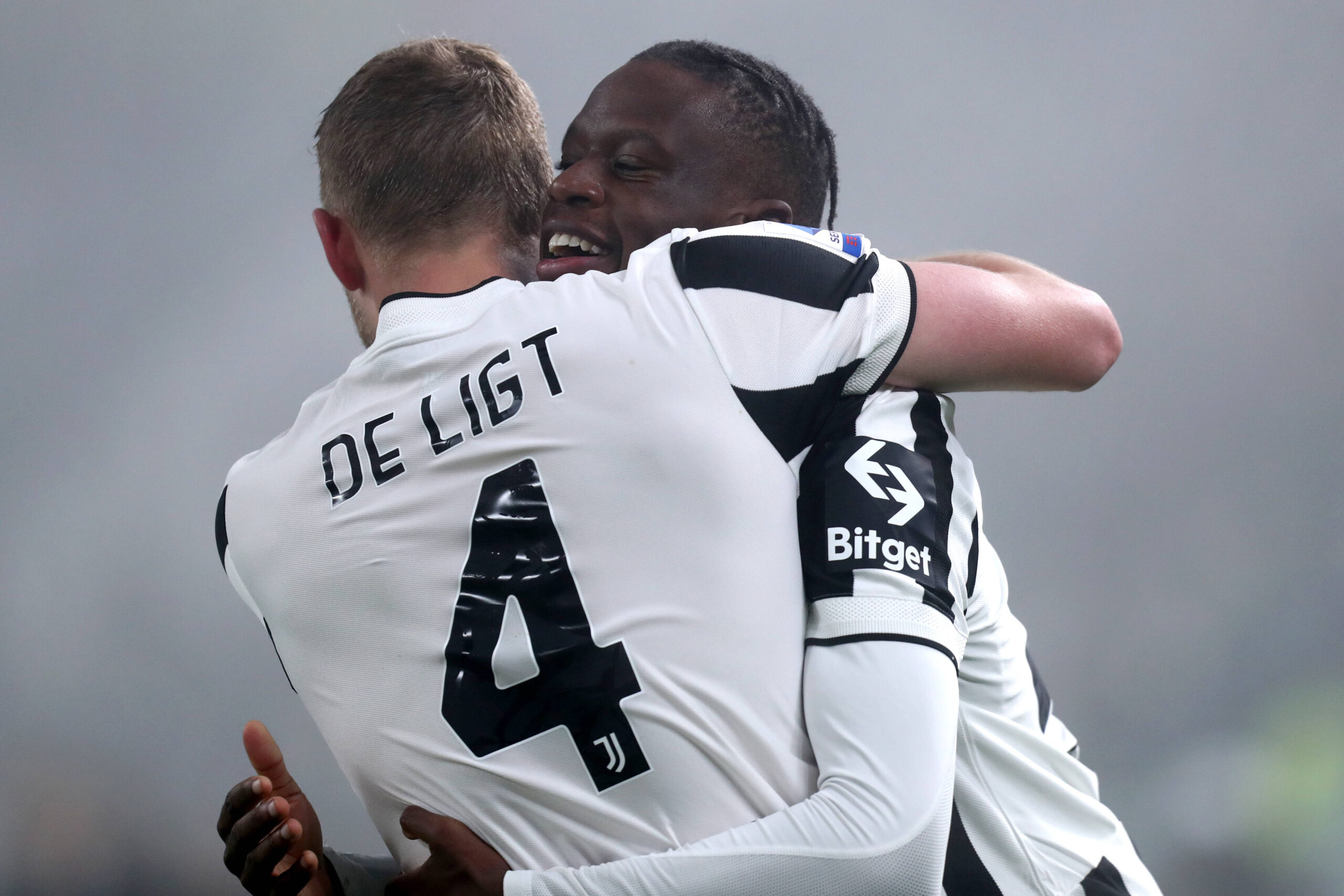 Der Ex-Gladbacher Denis Zakaria wird von Juventus-Kollege Matthijs de Ligt für sein Tor geherzt.