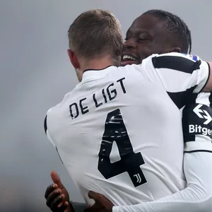 Der Ex-Gladbacher Denis Zakaria wird von Juventus-Kollege Matthijs de Ligt für sein Tor geherzt.