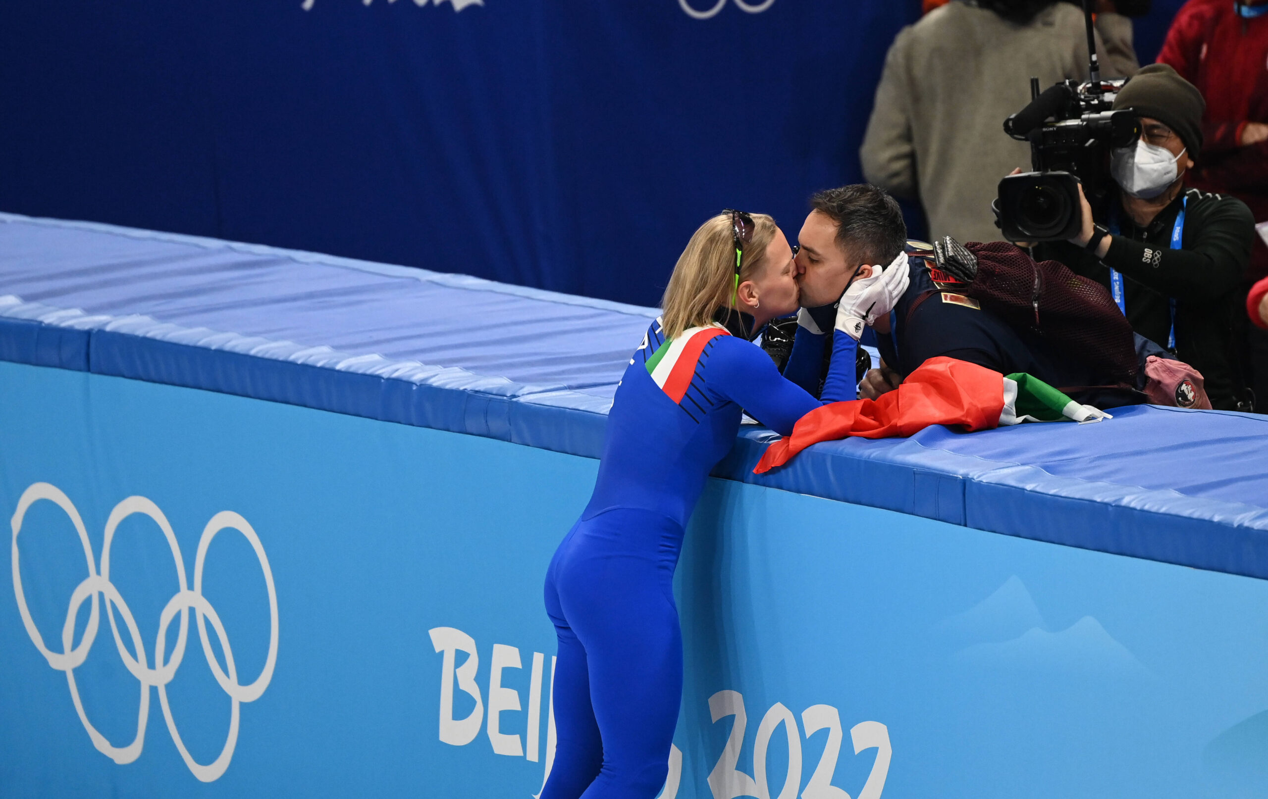 Nach ihrem Sieg im 500 Meter Eisschnelllauf küsste die Italienerin Arianna Fontana ihren Mann.