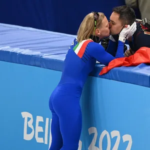 Nach ihrem Sieg im 500 Meter Eisschnelllauf küsste die Italienerin Arianna Fontana ihren Mann.