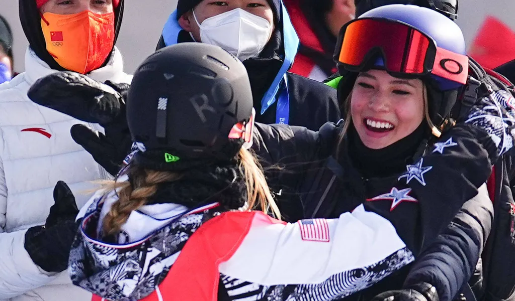 Der chinesische Ski Star Eileen Gu (rechts) umarmt Halfpipe-Champion Chloe Kim nach dem Wettkampf.