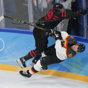 Eric O'Dell (links) von Kanada im Zweikampf mit Marco Nowak aus dem deutschen Eishockey-Team.