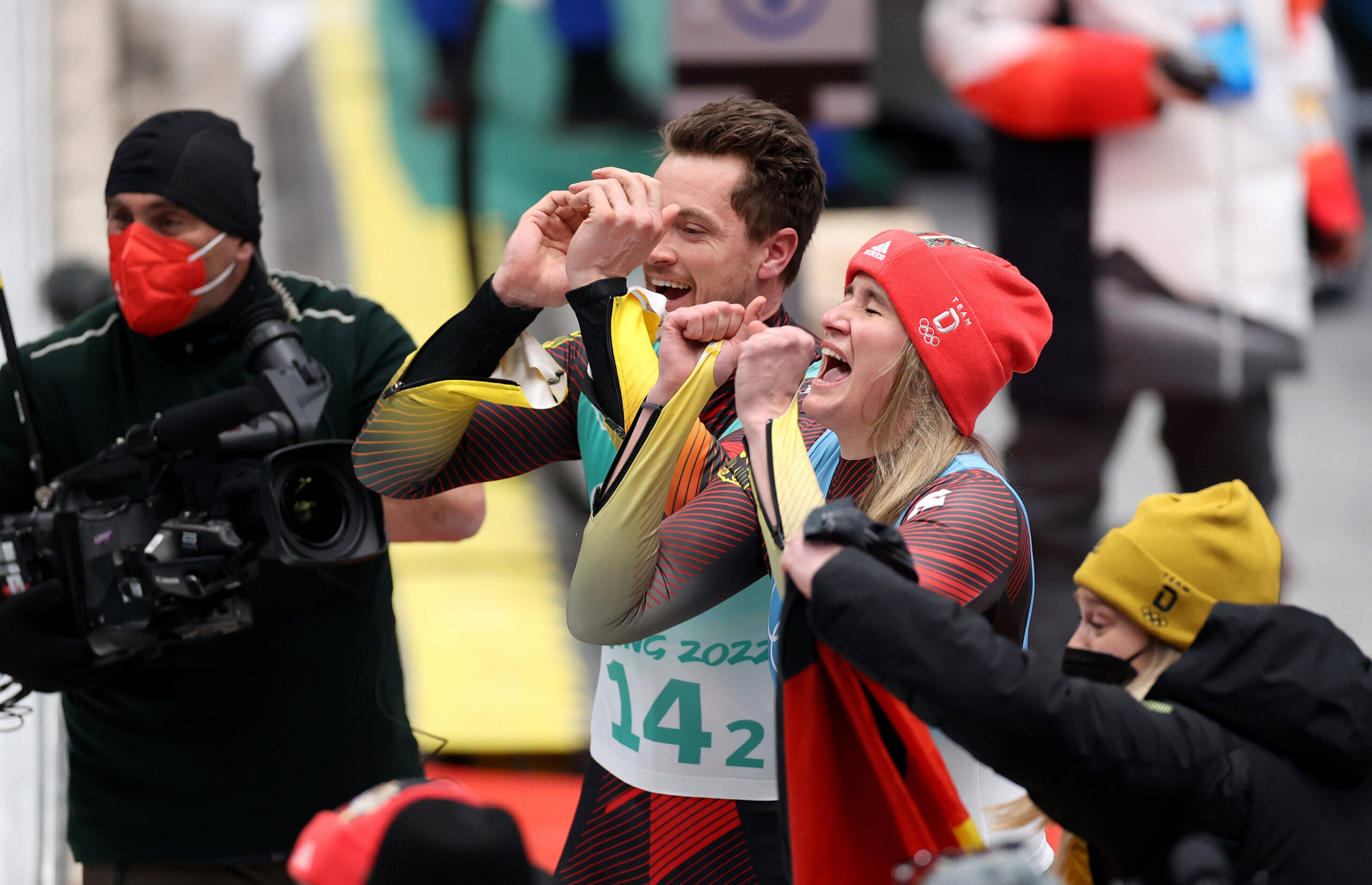 Bejubelten ihren Sieg: Johannes Ludwig und Natalie Geisenberger.