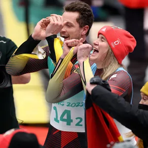 Bejubelten ihren Sieg: Johannes Ludwig und Natalie Geisenberger.