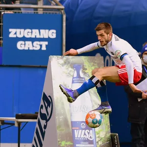 Giorgi Chakvetadze nimmt artistisch den Ball an.