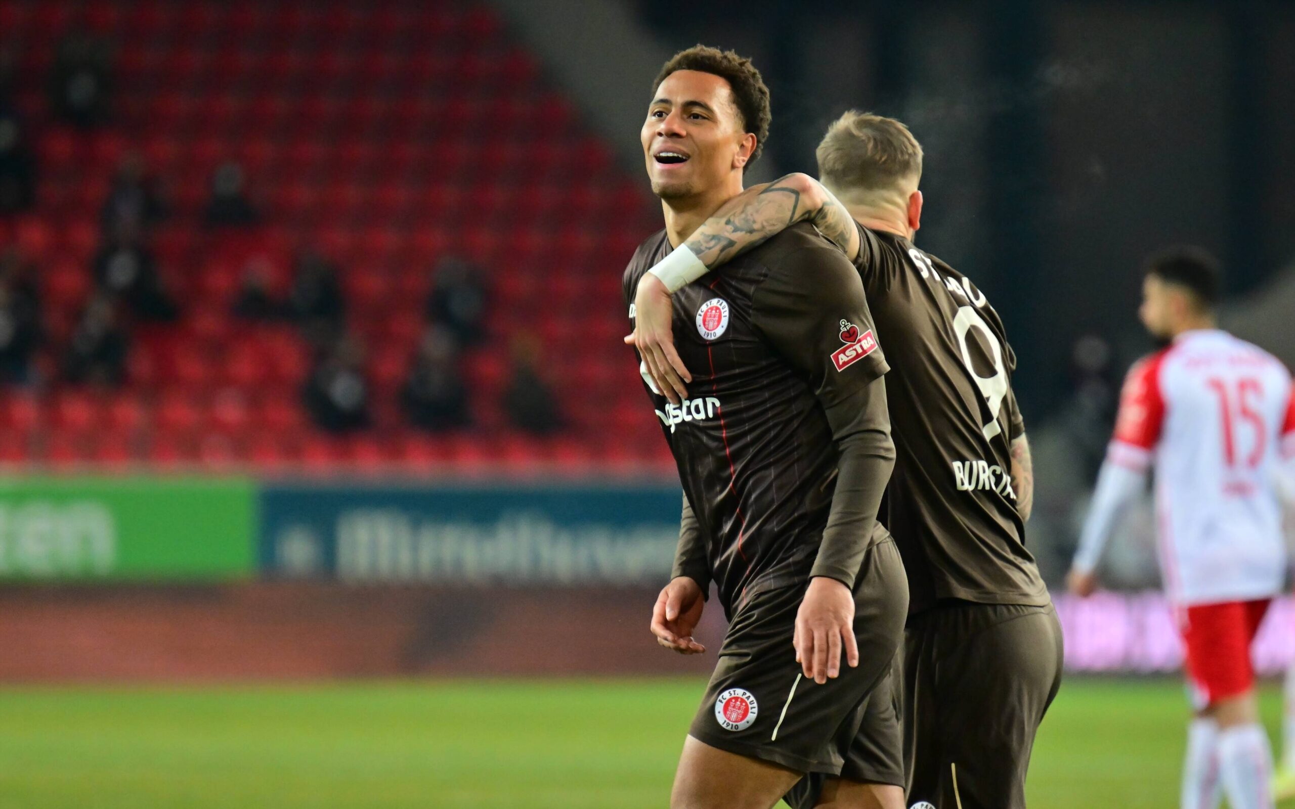 Etienne Amenyido hatte es mit seinem FC St. Pauli auch in Regensburg eilig und traf nach sieben Minuten zum 1:0.