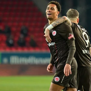 Etienne Amenyido hatte es mit seinem FC St. Pauli auch in Regensburg eilig und traf nach sieben Minuten zum 1:0.