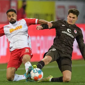 FC St. Pauli Regensburg Luca Zander Singh