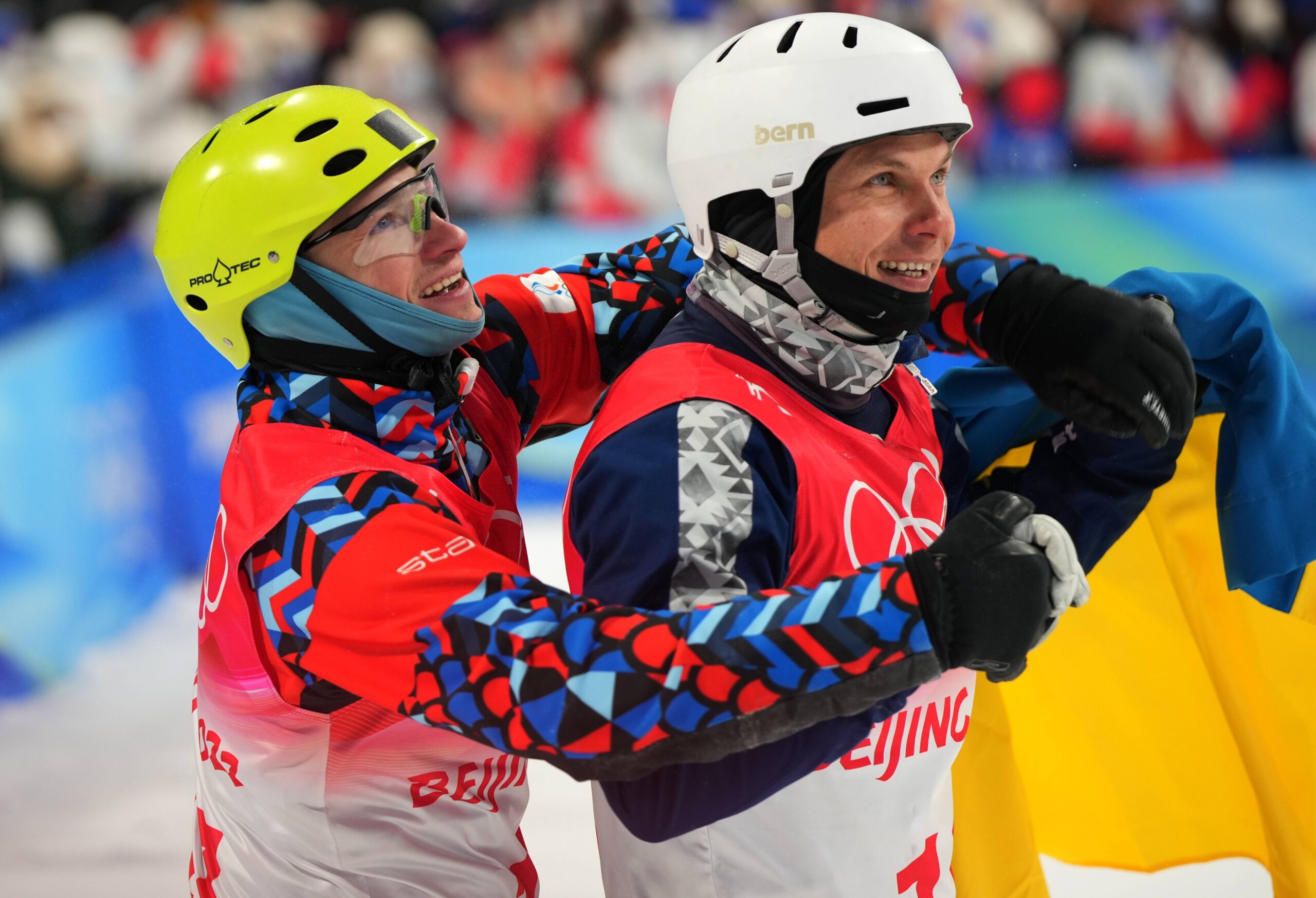 Oleksandr Abramenko und Ilja Burov umarmen sich bei Olympia-Siegerehrung